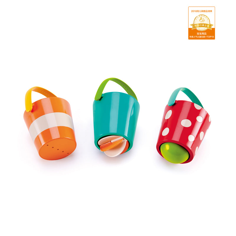 Hape Happy Buckets Set: three bright bath buckets with colored handles ready for playful pouring.