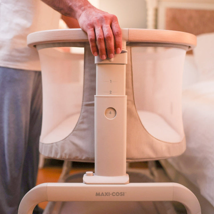 MAXI COSI Iora bedside bassinet with height-adjustable support in beige fabric