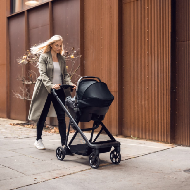 Thule Shine stroller with bassinet, black