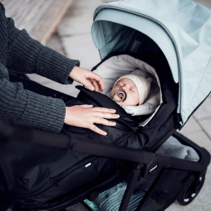 Thule Shine stroller with light blue canopy and black seat