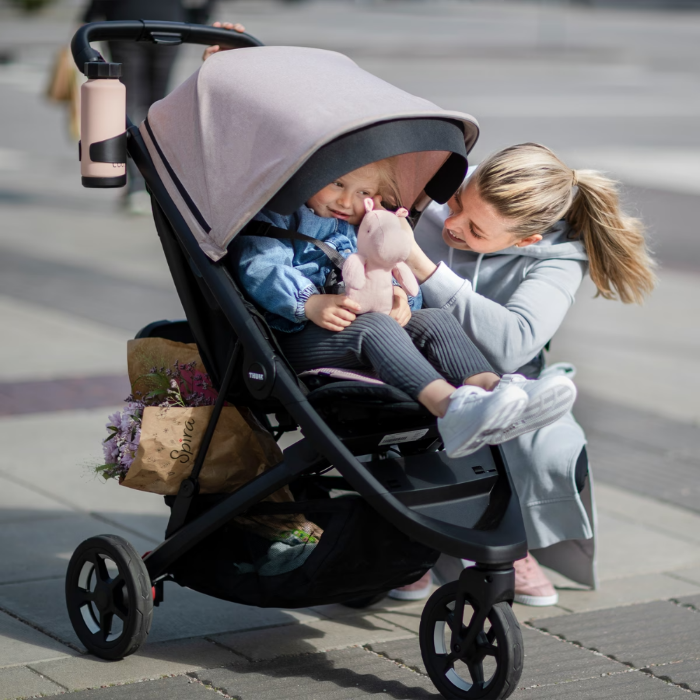 Thule summer seat liner; beige stroller canopy visible, mom and child