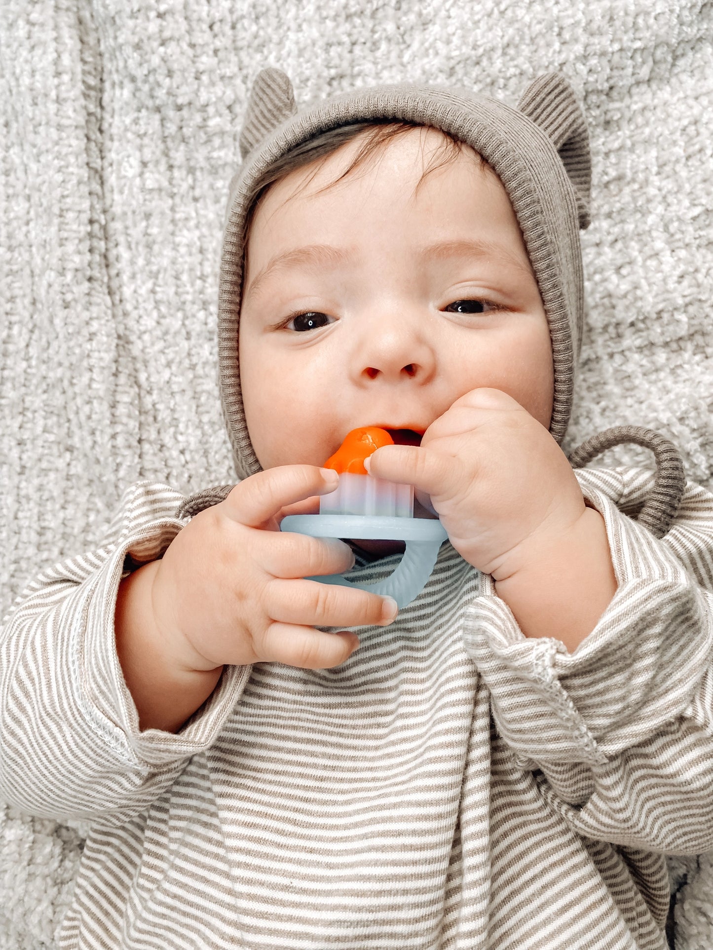 ITZY RITZY TEENSY TEETHER HERO POP SOOTHING SILICONE TEETHER - baby enRoute