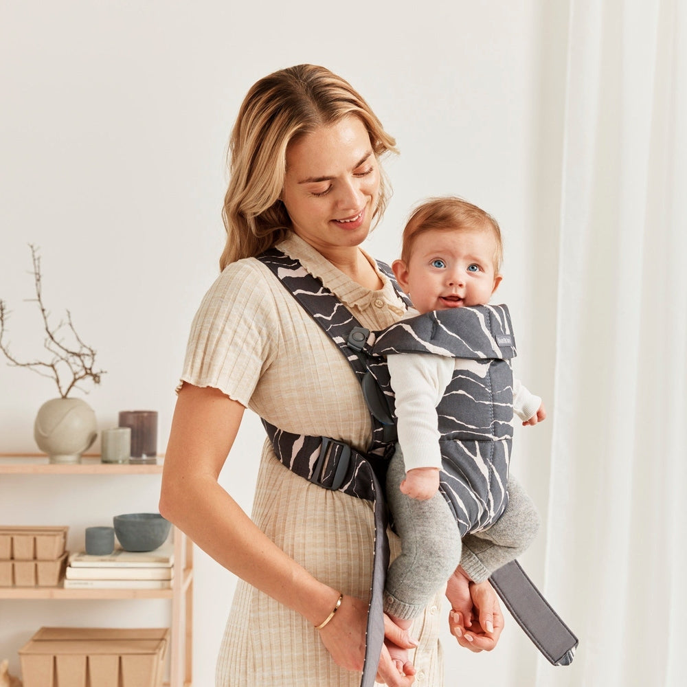 BabyBjörn Bouncer Bliss Black Mesh Bundle with Baby Carrier Mini Landscape Holiday Bundle