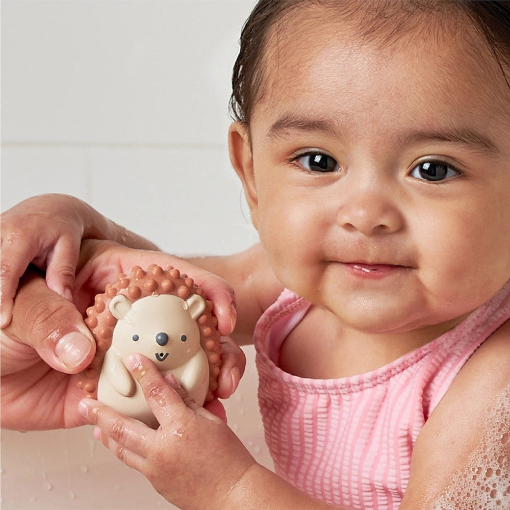 Itzy Ritzy Itzy Squirt 4-pack bath toys, beige hedgehog figures with brown spiky backs