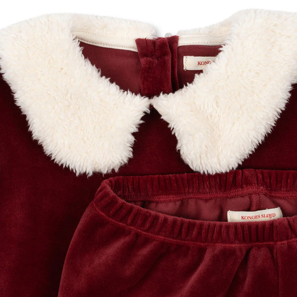Konges Slojd Christmas Set Red Dahlia for babies, burgundy velvet with fluffy white faux-shearling collar, elastic waistband.