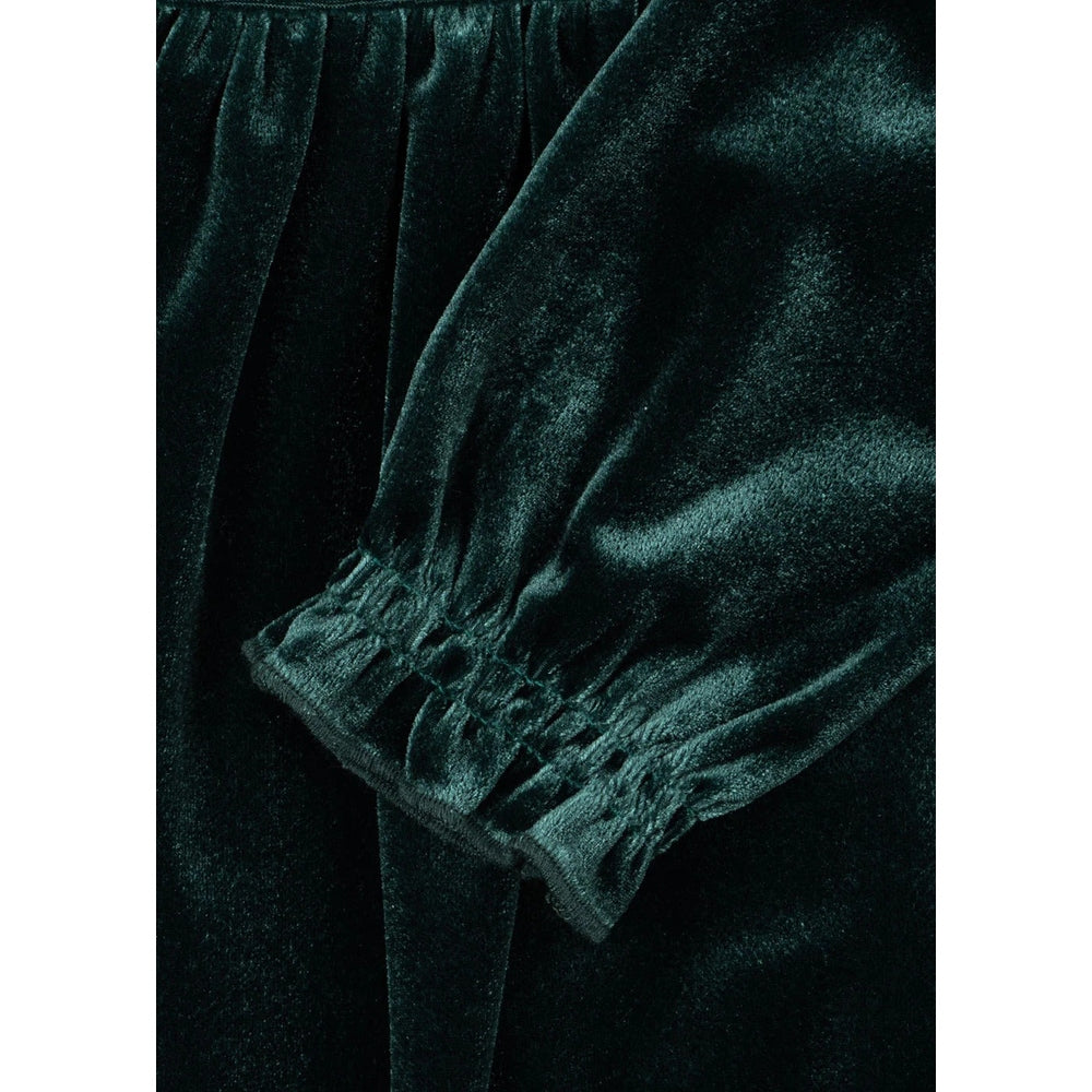 Konges Slojd Gia Bow Dress Pine Grove in dark emerald velvet, close-up of gathered sleeve.