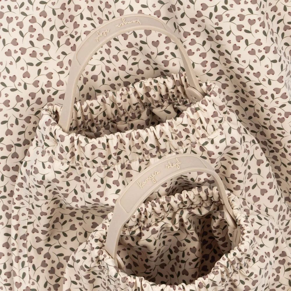 Konges Slojd Rainy Palme Set Milk Tank drawstring bags in cream floral print with branded beige handles.