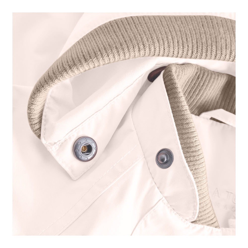 MINI A TURE Matwai Spring Jacket Grs Silver Peony Grs; light outer with beige knit collar and metal snaps fastened at the neck.