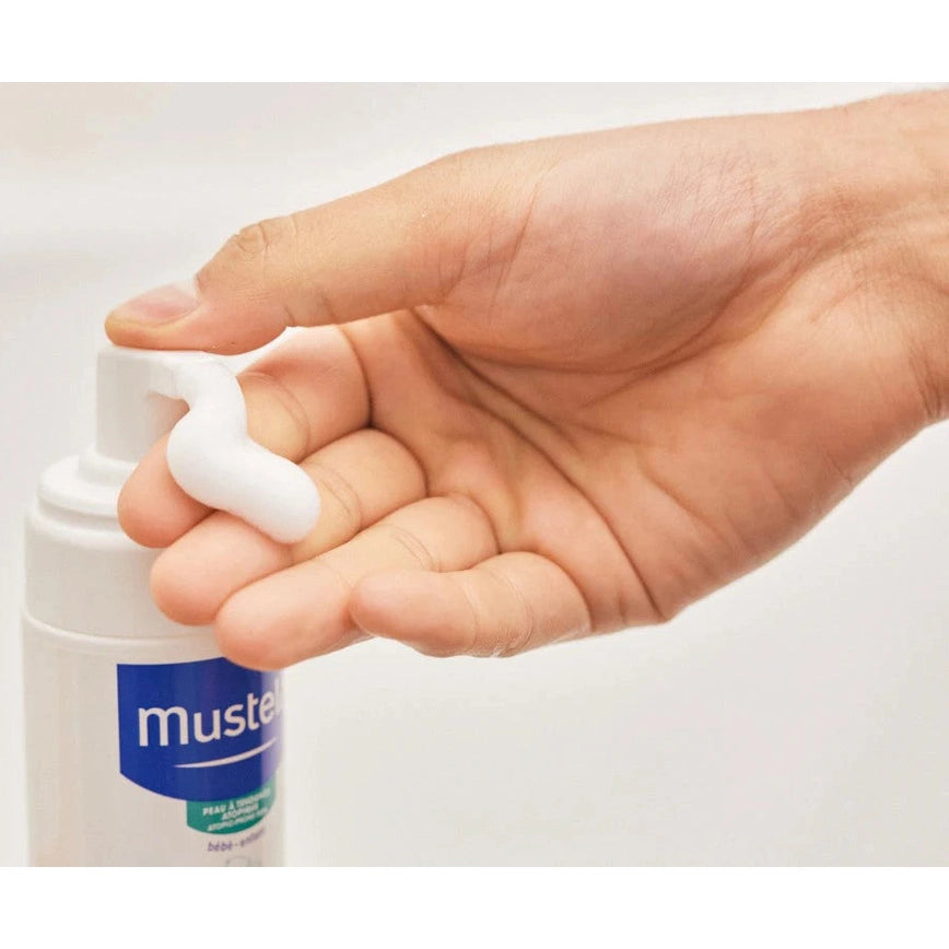 Mustela Stelatopia Foam Shampoo 150 ml bottle dispensing foam onto hand