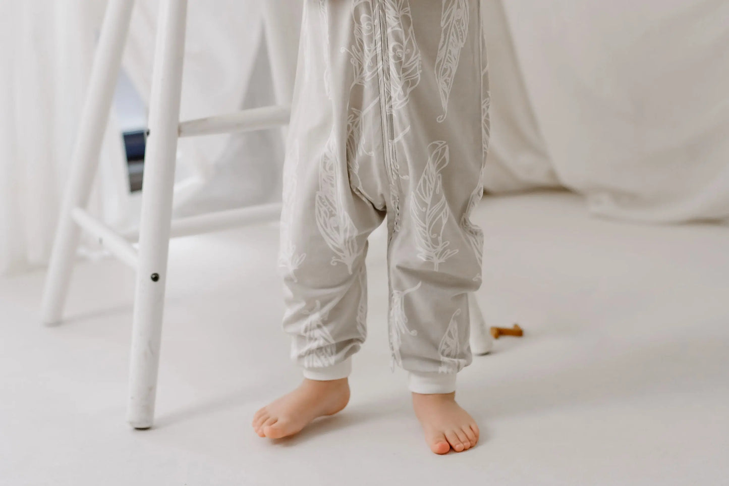 NEST DESIGNS ZIP LONG SLEEVE FOOTLESS SLEEPER AVOCADO BAMBOO-FEATHER GREY - baby enRoute