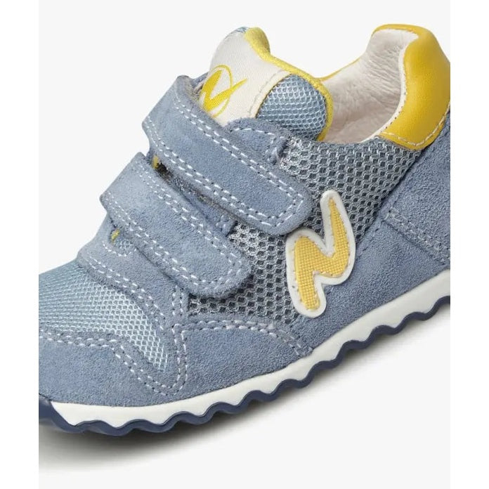 Naturino Sammy 2 Vl Suede baby sneakers in light blue with yellow trim, Velcro straps fastened for easy wear.