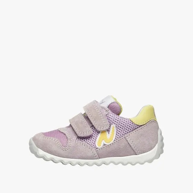 Naturino Sammy 2Vl Suede Lilac toddler shoe with two Velcro straps and yellow heel, showcasing easy fastening.