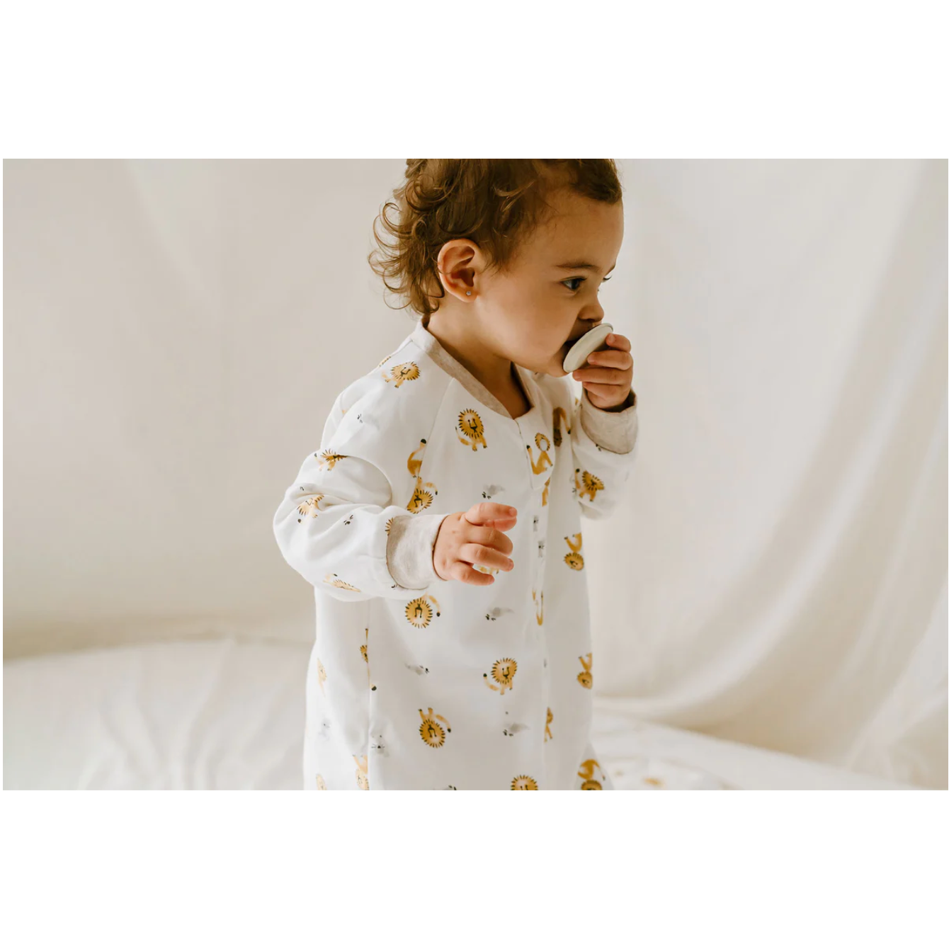NEST DESIGNS AVOCADO BAMBOO LONG SLEEVE FOOTED SLEEP BAG 1.0 TOG THE LION & THE MOUSE