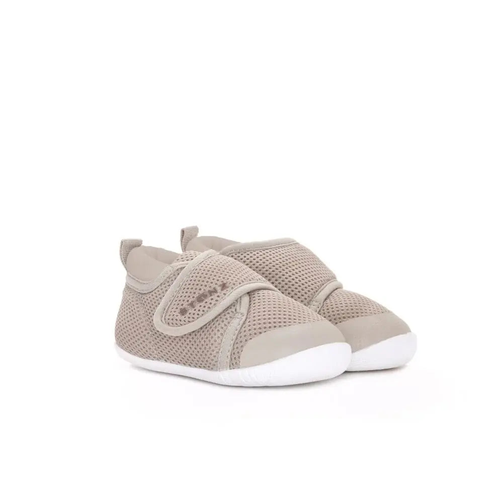 Stonz Cruiser Original Baby Shoes Dune; beige mesh baby shoes with Velcro straps and white soles.
