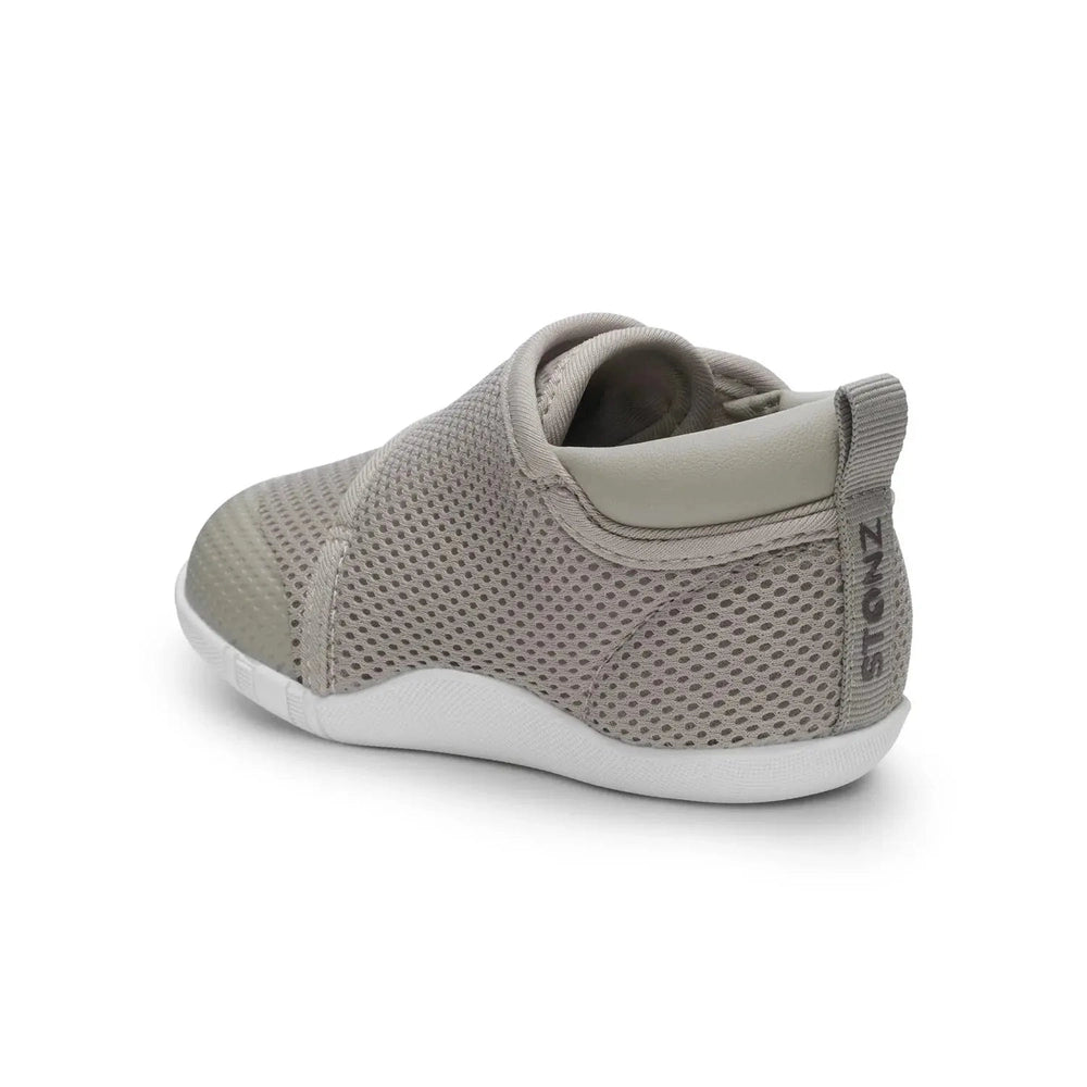 Stonz Cruiser Original Baby Shoes Dune in gray mesh with back pull tab, breathable slip-on.