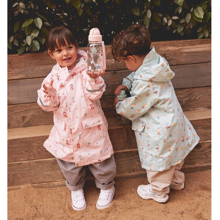 Tutete Kids Tritan Water Bottle 500 ml, clear bottle with pink cap held by a smiling girl
