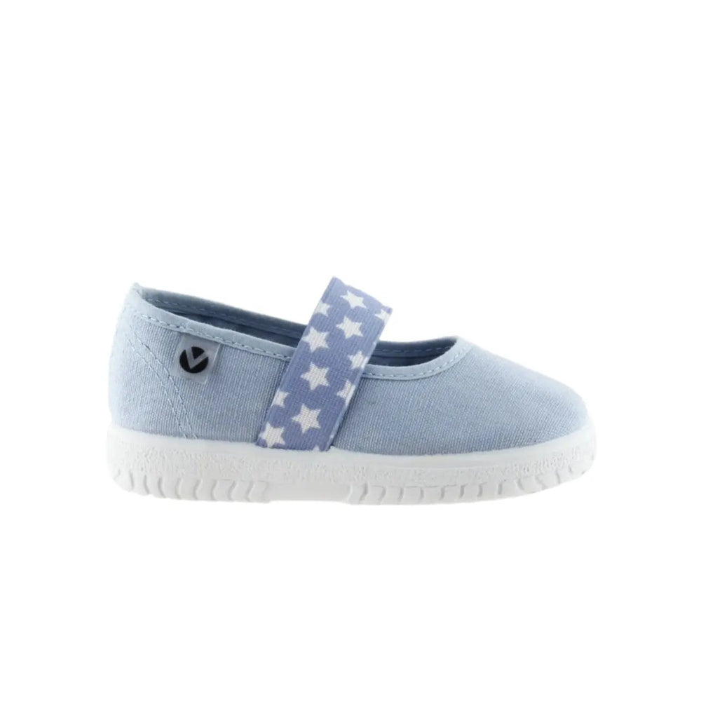 Victoria Ojala Bailarina Lona, zapato de bebé azul claro con correa de estrellas blancas.