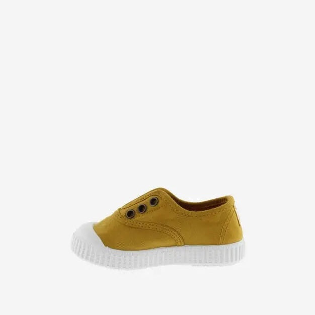 Victoria Shoes Rubber-Toecap Canvas Curry kids sneaker on white background, showing rubber toe cap and white sole.