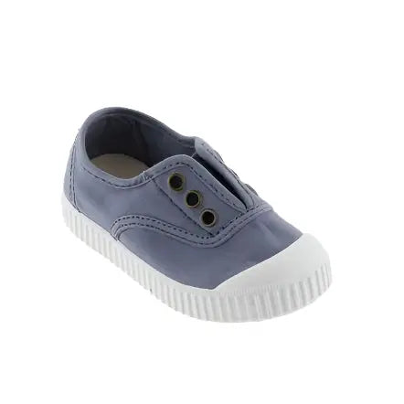 VICTORIA rubber-toecap canvas sneaker in tin azul with white sole, shown as a single blue shoe.