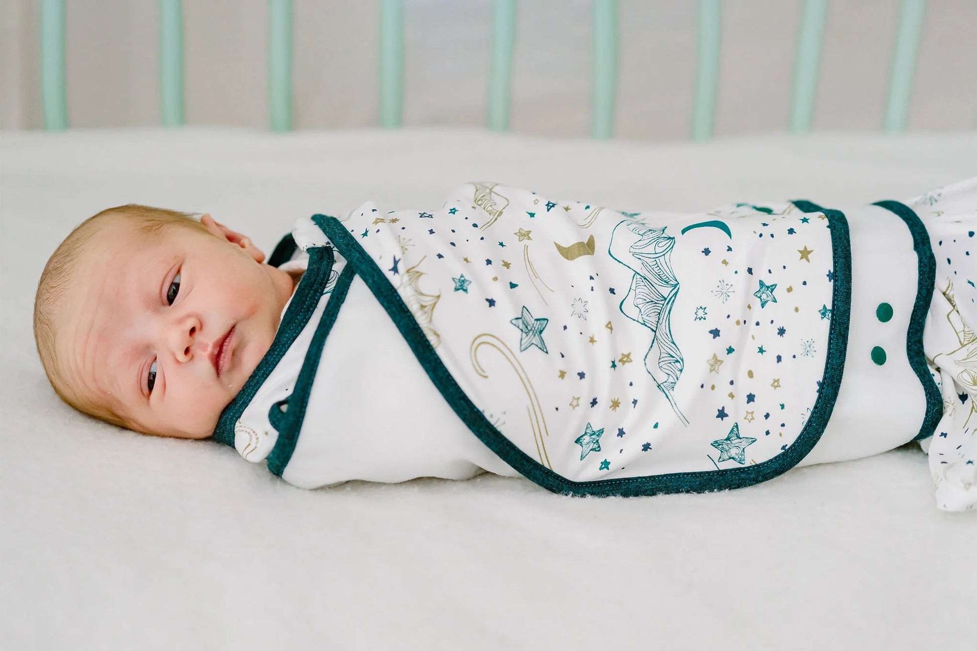 NEST DESIGNS BAMBOO JERSEY SWADDLE SLEEP BAG 0.25 TOG STARS WHITE 0-6M
