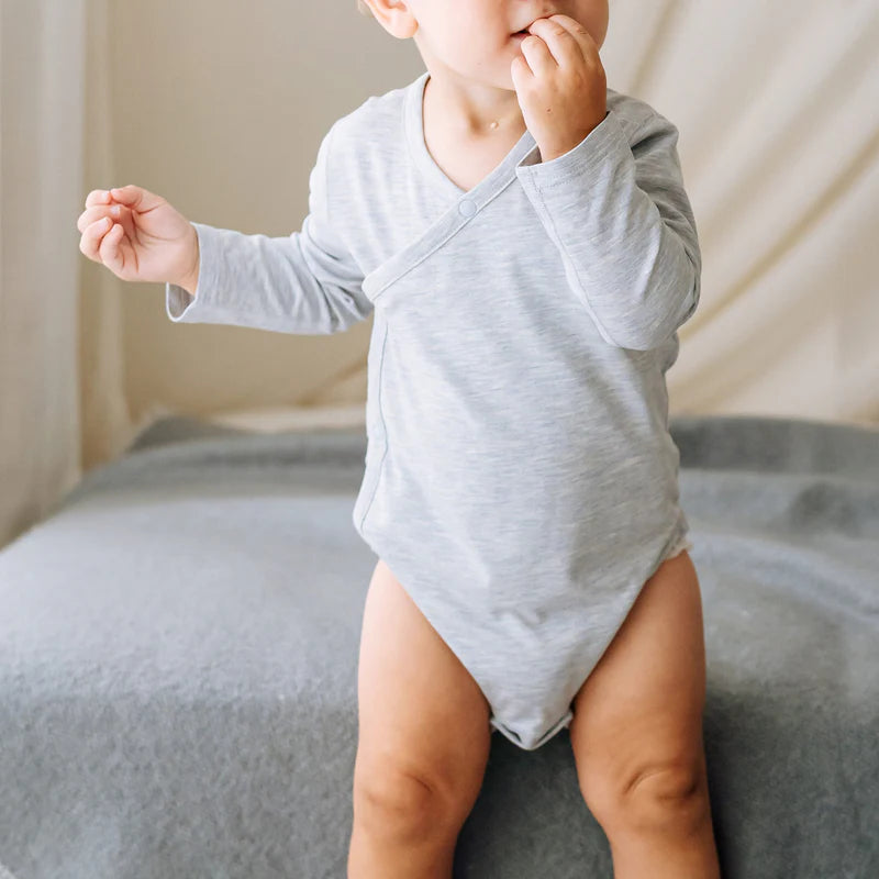 NEST DESIGNS BASICS BAMBOO COTTON LONG SLEEVE KIMONO ONESIE GREY DAWN