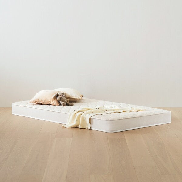 iloom daily kids mattress 1100w size on wood floor cream blanket and pillows