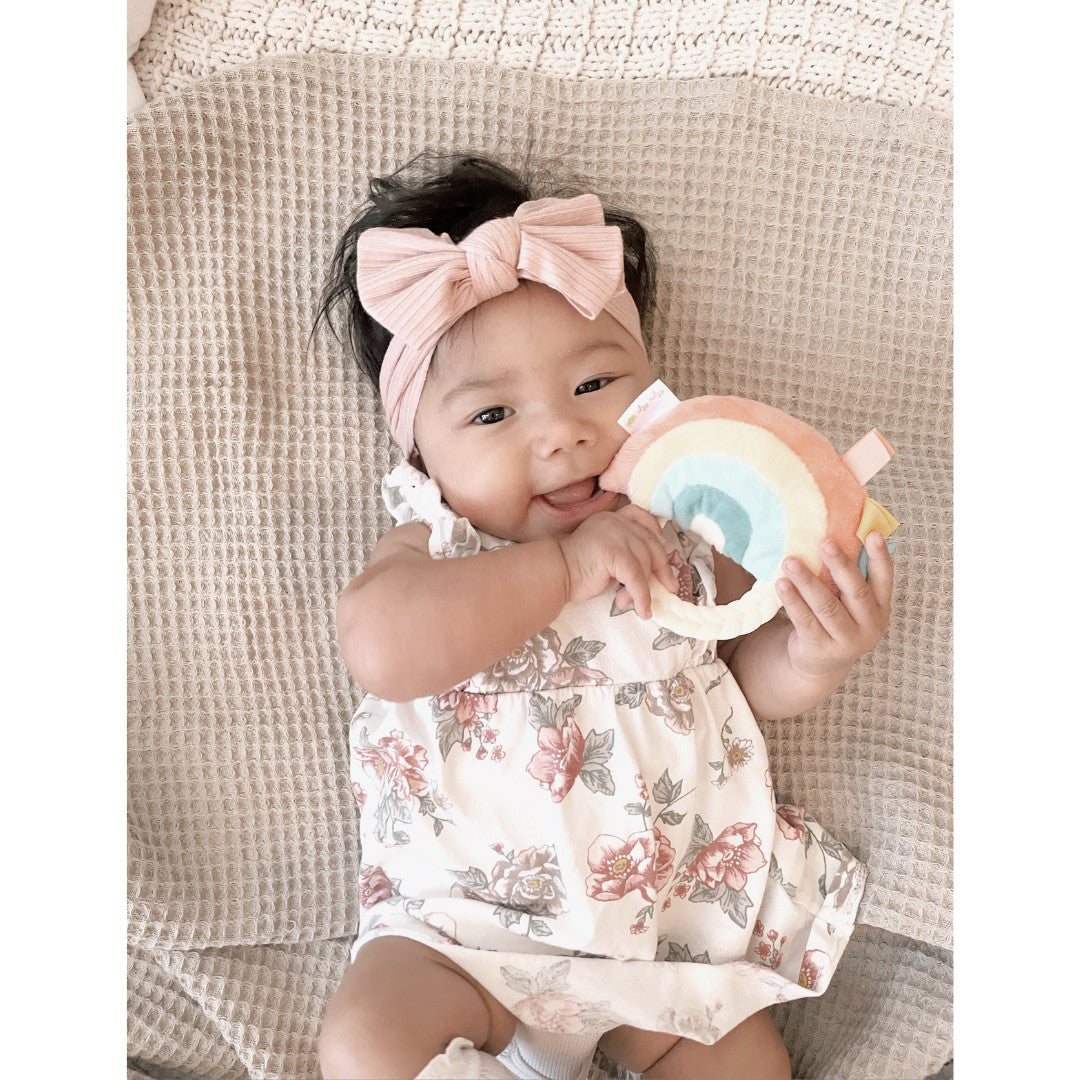 ITZY RITZY RITZY RATTLE PAL PLUSH RATTLE WITH TEETHER - RAINBOW - baby enRoute