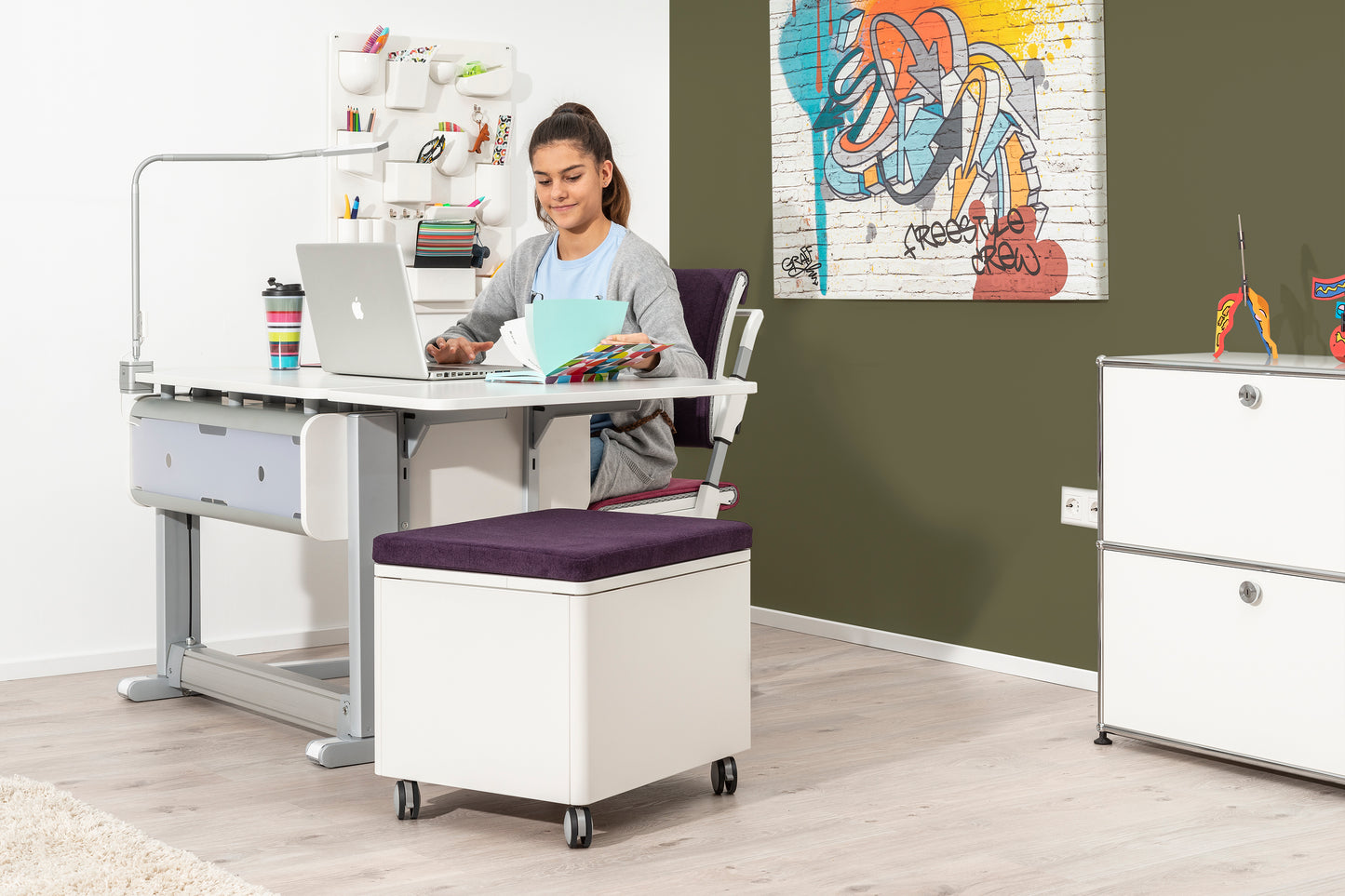 MOLL CHAMPION COMPACT EXPRESS HEIGHT-ADJUSTABLE DESK - baby enRoute