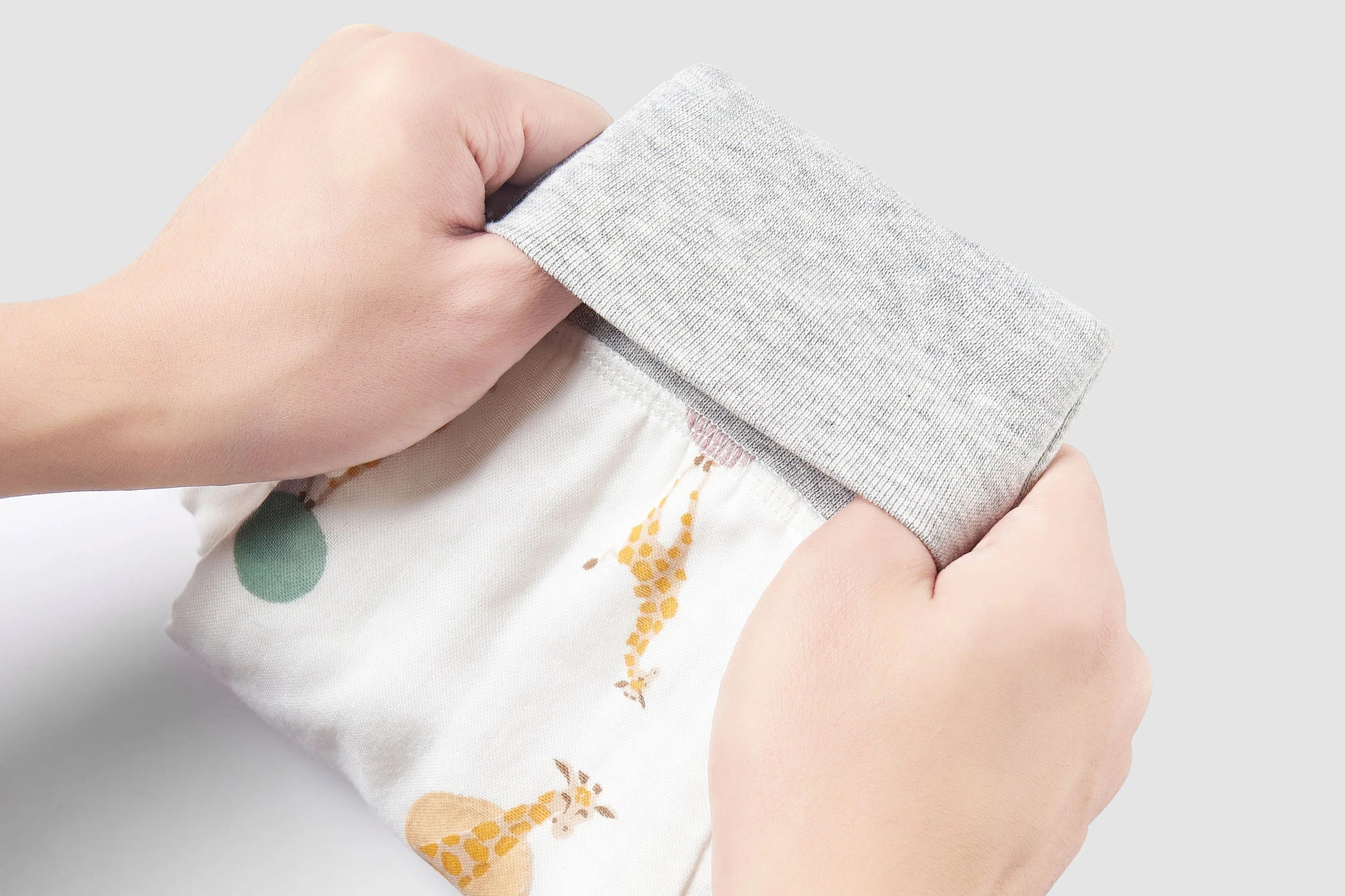 NEST DESIGNS BAMBOO LONG SLEEVE FOOTED SLEEP BAG 1.0 TOG - GIRAFFE SHAPES