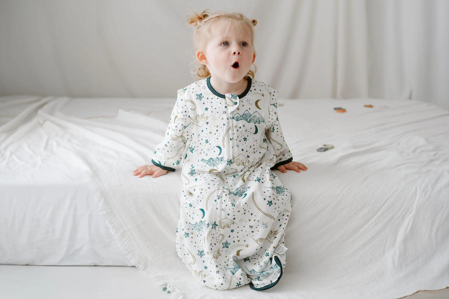 NEST DESIGNS BAMBOO MUSLIN REMOVABLE 3/4 SLEEVE SLEEP BAG 0.6 TOG STARS WHITE - baby enRoute