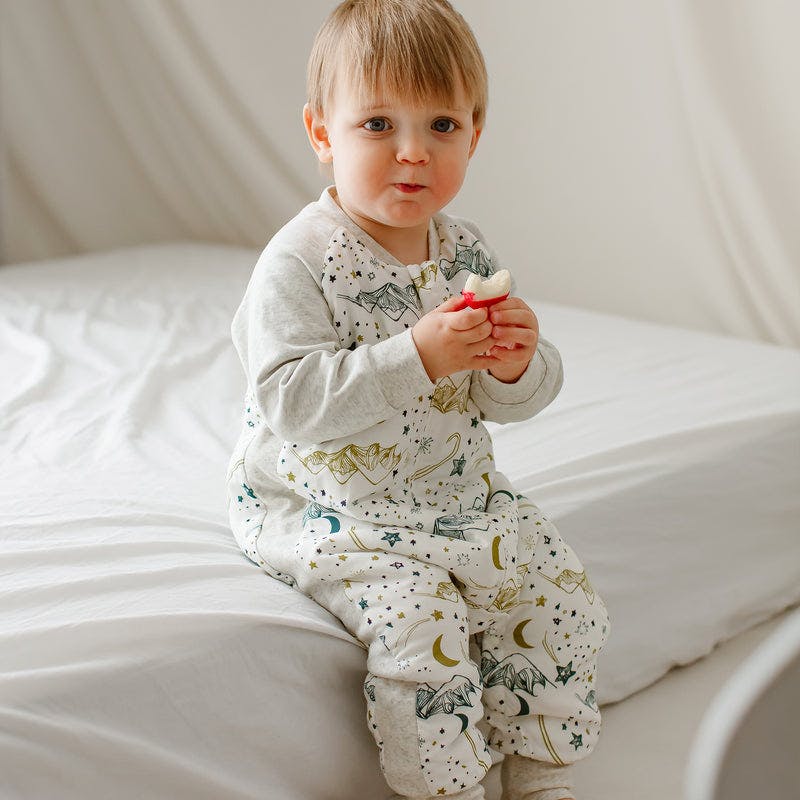 NEST DESIGNS RAGLAN BAMBOO LONG SLEEVE FOOTED SLEEP BAG 2.5 TOG - STARS WHITE
