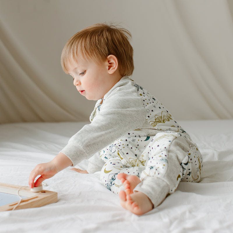 NEST DESIGNS RAGLAN BAMBOO LONG SLEEVE FOOTED SLEEP BAG 2.5 TOG - STARS WHITE