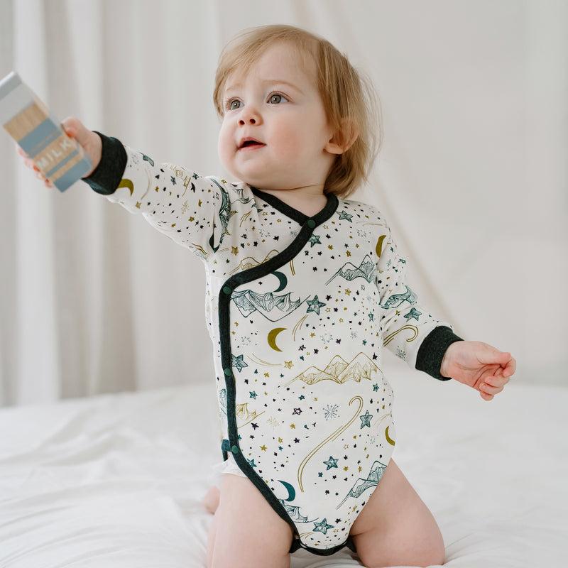 NEST DESIGNS ORGANIC COTTON LONG SLEEVE KIMONO ONESIE-STARS WHITE
