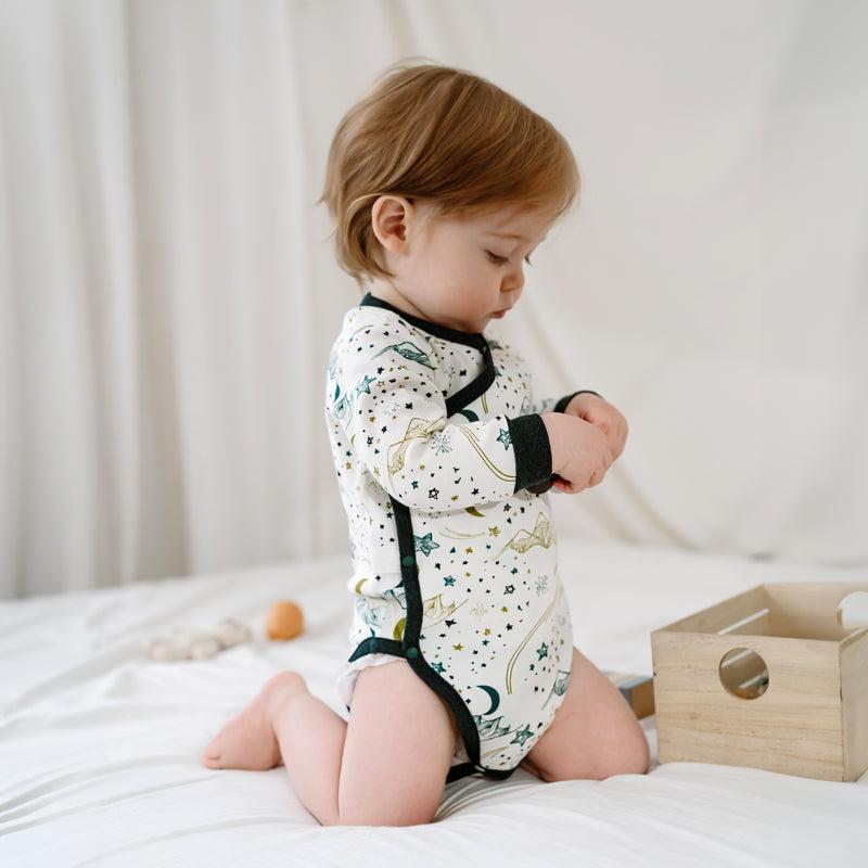 NEST DESIGNS ORGANIC COTTON LONG SLEEVE KIMONO ONESIE-STARS WHITE