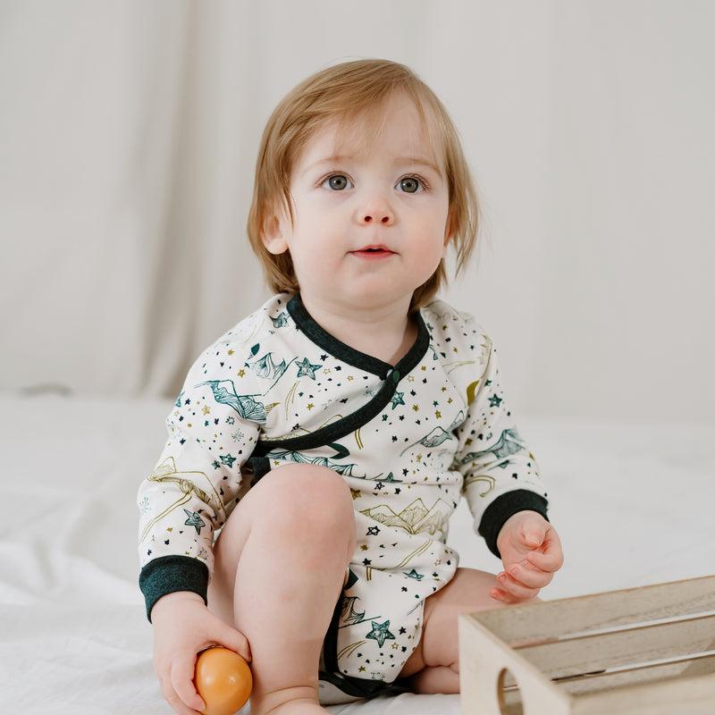 NEST DESIGNS ORGANIC COTTON LONG SLEEVE KIMONO ONESIE-STARS WHITE