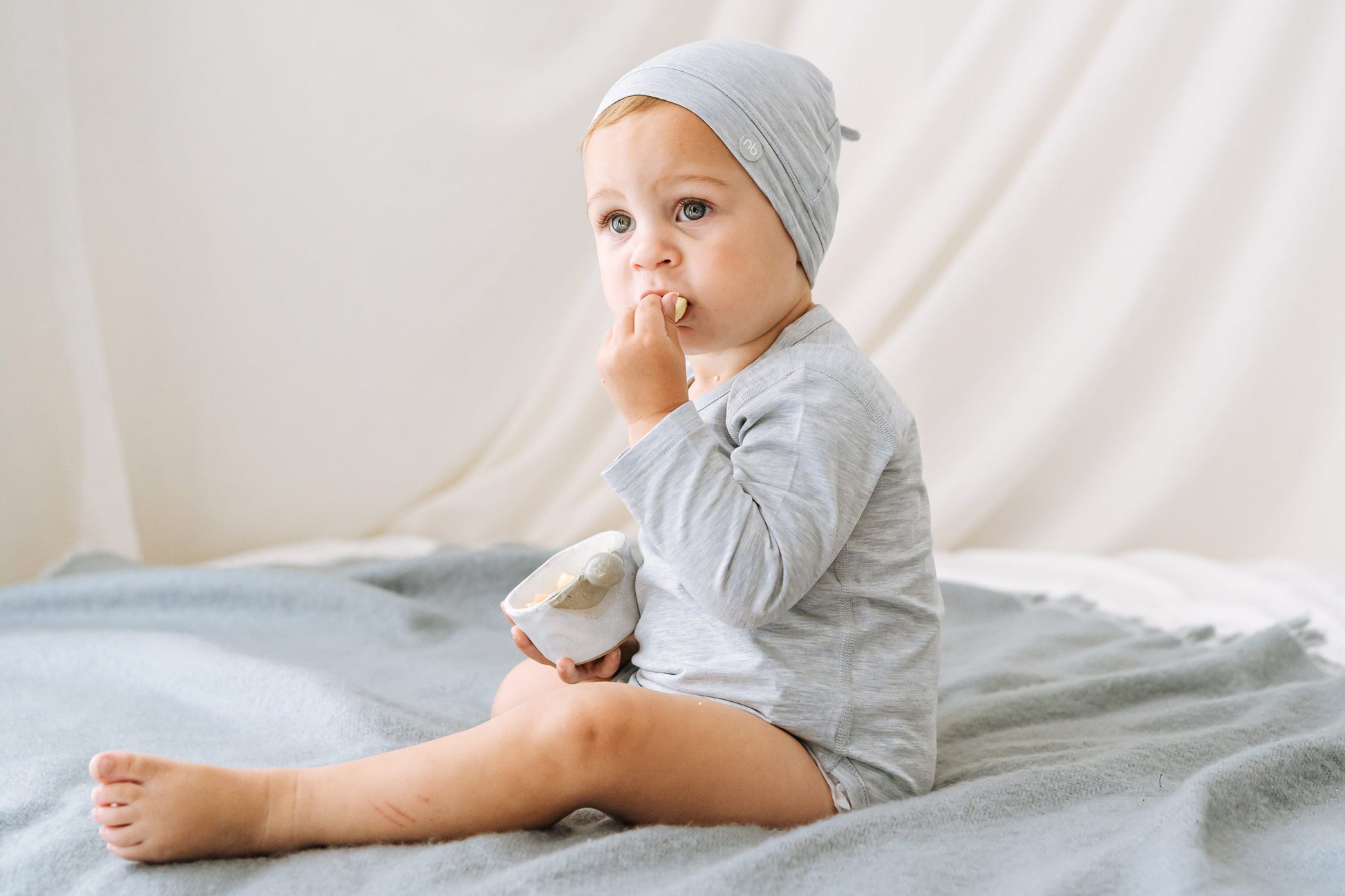 NEST DESIGNS BASICS BAMBOO COTTON LONG SLEEVE KIMONO ONESIE - GREY DAWN