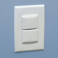QDOS STAYPUT SINGLE OUTLET PLUG