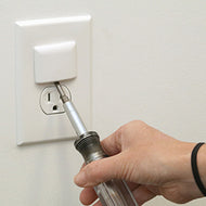 QDOS STAYPUT SINGLE OUTLET PLUG