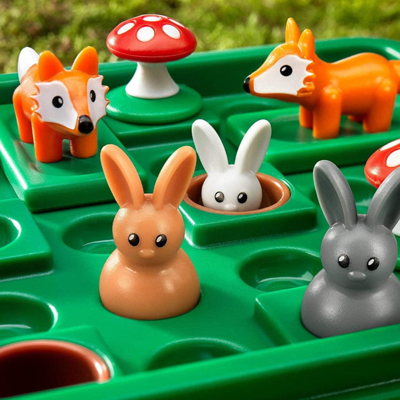 Smart Games Jump In with 5 animal figurines on green board